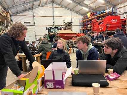 Studenten Agri Business Vonk bij Klaas Schenk